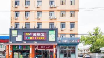 Edifício com vários andares, com área comercial no térreo e diversas lojas e um restaurante.