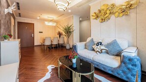 Un saló modern amb un sofà, una taula de centre i obra d'art decorativa a la paret.