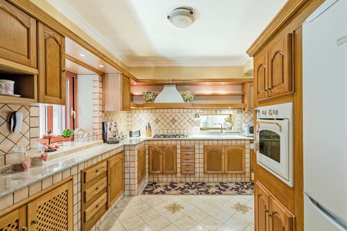 Domus Aenaria - Spacious Villa - Prime location close to beaches and shops