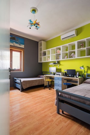 2 habitaciones, escritorio y tabla de planchar con plancha 