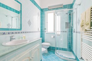 Ducha, secador de pelo, bidet, toallas