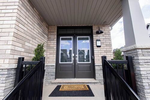 Niagara Falls Area  Hidden Gem-Luxury, Cozy Canal-Side Home, Niagara Area's Hidden Gem- JNShortstay