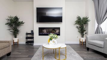 Una televisión, una chimenea, una mesa de tenis de mesa