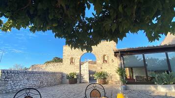 Morgunverður samkvæmt innlendum hefðum daglega (15 EUR á mann)