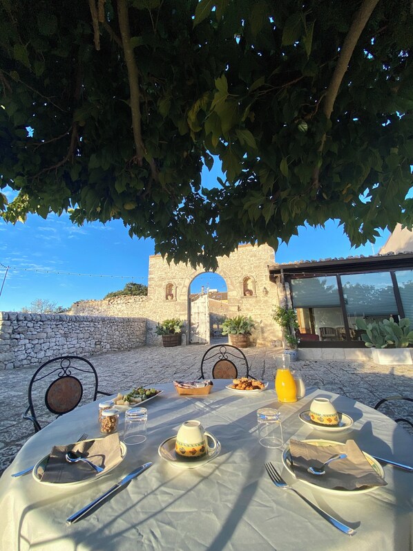 Petit déjeuner composé de spécialités régionales (15 EUR par personne)