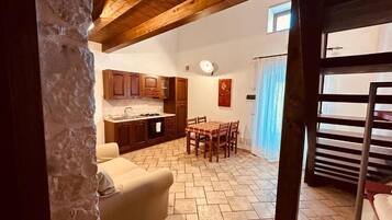 Appartamento Comfort, patio, vista cortile | Una cassaforte in camera, tende oscuranti, insonorizzazione