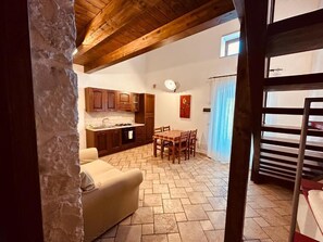 Comfort Διαμέρισμα, Αίθριο, Θέα στην Αυλή | Χρηματοκιβώτιο στο δωμάτιο, κουρτίνες συσκότισης, ηχομόνωση 