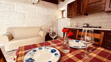 Apartamento conforto, varanda, vista para o pátio | Área de estar | TV