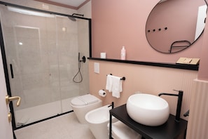 Luxury Quadruple Room | Bathroom | Shower, free toiletries, hair dryer, slippers