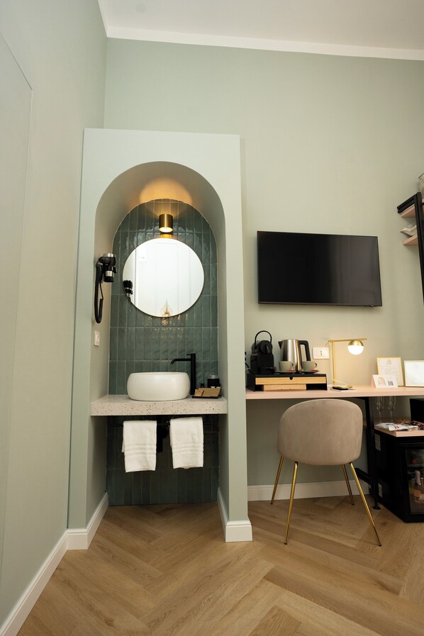 Deluxe Double Room | In-room safe, individually decorated, individually furnished, desk - Boutique Luxury Suite (Naples)