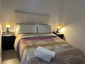 Desk, free WiFi - Meridiana Apartments  (Barcelona)