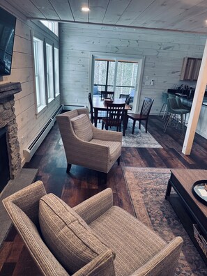 Smart TV, fireplace - Charming 3-bedroom house in lovely Campton with AC, WIFI at Waterville Estates (Campton)