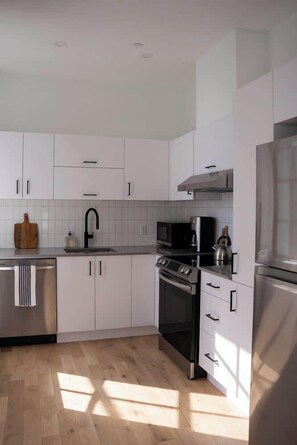 Geladeira, micro-ondas, fogão, cooktop