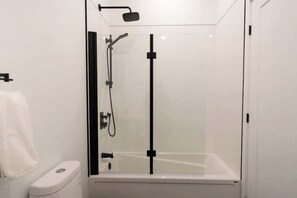 Dusche, Haartrockner, Handtücher, Shampoo