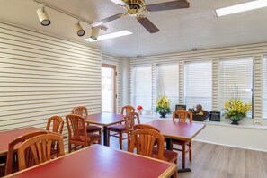 Elite Suite | Shared kitchen facilities | Mini-fridge, microwave, oven, coffee/tea maker - Road Creek Inn (Loa)