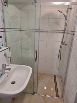 Shower, hair dryer, towels, soap - Small, cozy vacation home in a quiet location on the edge of the northern Black Forest (Althengstett)