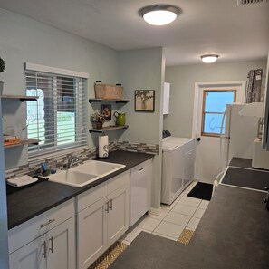 Fridge, microwave, oven, stovetop - Cozy, comfy, quiet entire home in St. Augustine Close to beaches and downtown (St. Augustine)