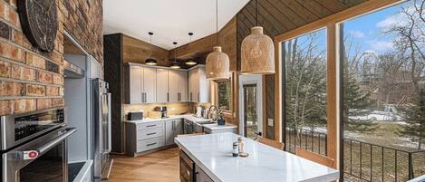 ثلاجة، ميكروويف، فرن، موقد طهي مسطح