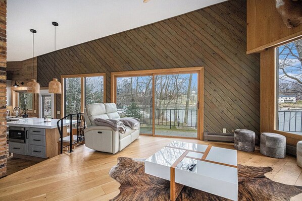 Téléviseur connecté, foyer, livres, chaîne audio