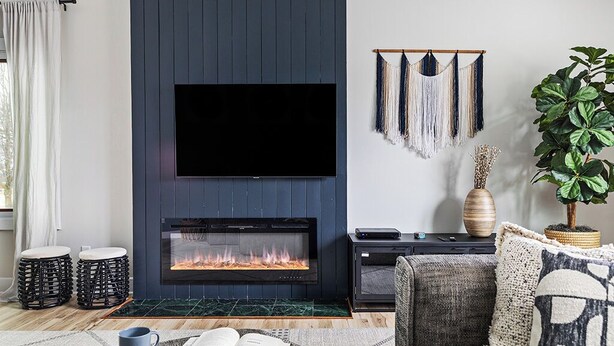 Una sala de estar moderna con chimenea, un televisor de pantalla plana y una zona de estar confortable.