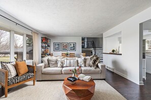 TV, fotballspill, bordtennis og bøker