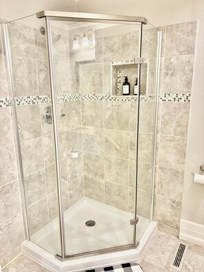 Sèche-cheveux, serviettes fournies, savon, papier toilette