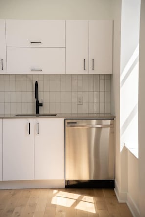 Kylskåp, mikrovågsugn, ugn och spishäll