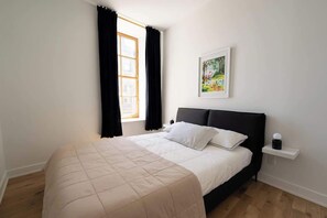 1 bedroom, desk, iron/ironing board, WiFi - Maison Rasco • One-Bedroom Apartment • Old Montreal • Walk to Restaurants & Shops • Self Check-In Access • Full Kitchen • Pet Friendly • Wi-Fi • AC (Montreal)