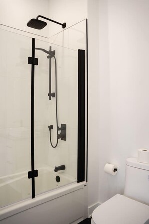 Douche, sèche-cheveux, serviettes fournies, savon