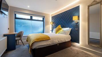 Standard Double Room | Desk, laptop workspace, blackout curtains, iron/ironing board