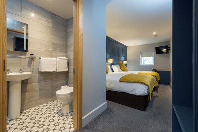 Ewings Bar & Self-Catering Accommodation