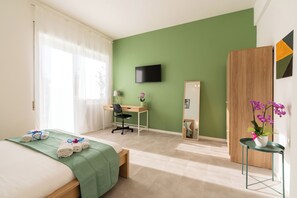 1 bedroom, desk, WiFi, bed sheets