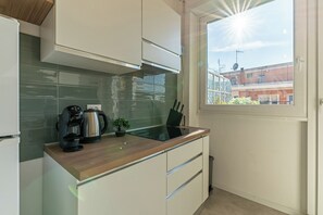 Kjøleskap, ovn, kokeplater og kaffetrakter/tekoker