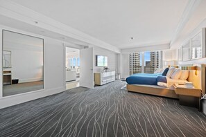 3 habitaciones, escritorio y tabla de planchar con plancha 