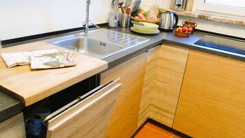 Kühlschrank, Mikrowelle, Geschirrspüler