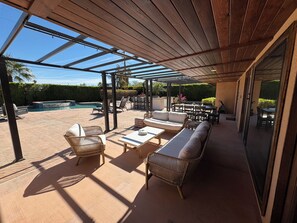 Terrace/patio - 3-Bedroom Home in Sunny Palm Springs with Heated Pool, Hot Tub, AC, and WiFi (Palm Springs)