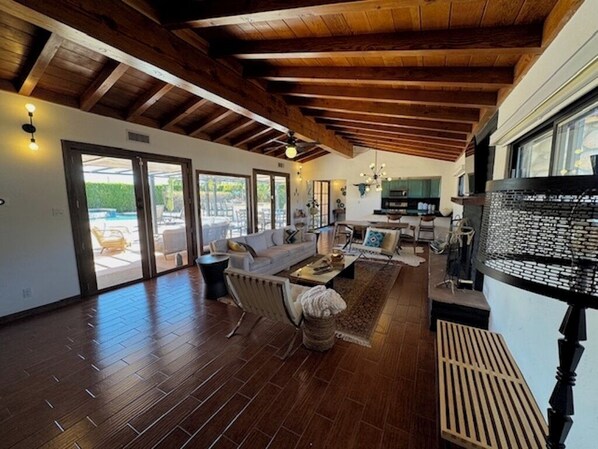 Living area - 3-Bedroom Home in Sunny Palm Springs with Heated Pool, Hot Tub, AC, and WiFi (Palm Springs)