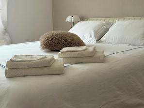 3 bedrooms, in-room safe, desk, iron/ironing board