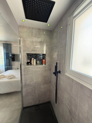 Dusche, Haartrockner, Handtücher, Seife