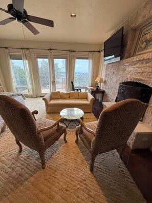 Living area - 4-bedroom estate in charming Lago Vista with AC, WiFi. Relaxation awaits (Lago Vista)