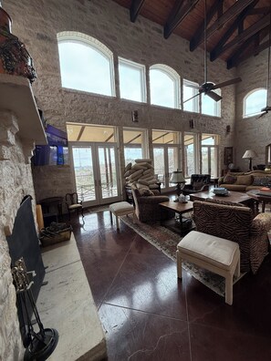 Living area - 4-bedroom estate in charming Lago Vista with AC, WiFi. Relaxation awaits (Lago Vista)