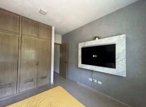 1 dormitorio, tabla de planchar con plancha, wifi y ropa de cama