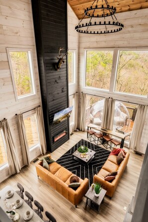 Smart TV y chimenea 