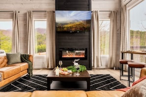 Smart TV, fireplace - Stargazing Pool Golf Murals (Sevierville)
