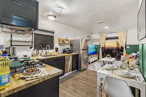 Fridge, microwave, oven, stovetop - Private Home w King Bed, Hot Tub, Parking 1BR/1Bth (San Diego)