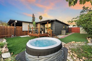 Terrace/patio - Private Home w King Bed, Hot Tub, Parking 1BR/1Bth (San Diego)