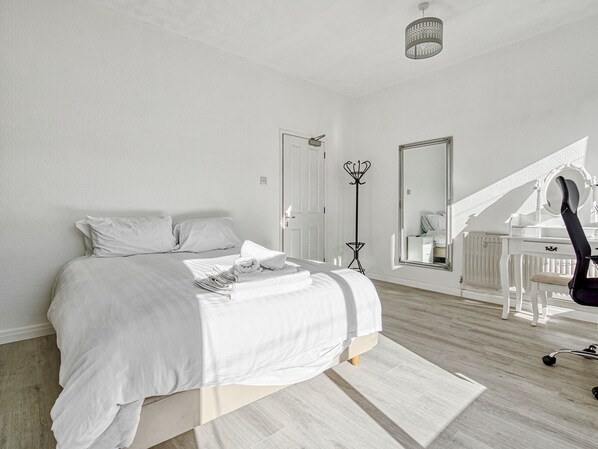 4 bedrooms, iron/ironing board, free WiFi, bed sheets - New 4 Bed House | Pass the Keys (Manchester)