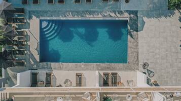 Een seizoensgebonden buitenzwembad