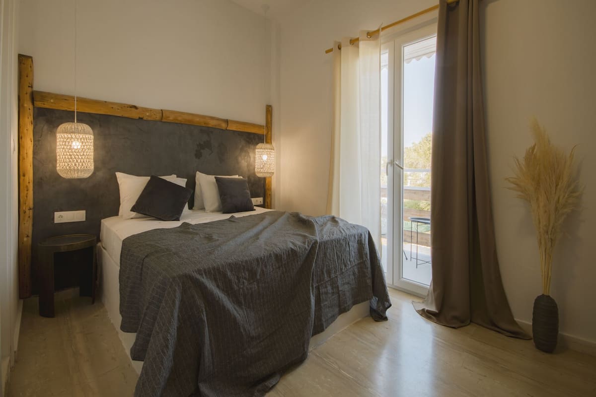 Classic Tek Büyük veya İki Ayrı Yataklı Oda, Bahçe Manzaralı | 1 yatak odası, odada kasa, masa, dizüstü bilgisayar çalışma alanı