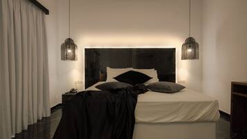 Deluxe suite, uitzicht op tuin | Een kluis op de kamer, een bureau, een laptopwerkplek